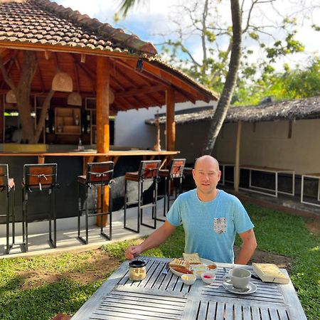 Pineapple Surf Hotel Ahangama Exterior foto